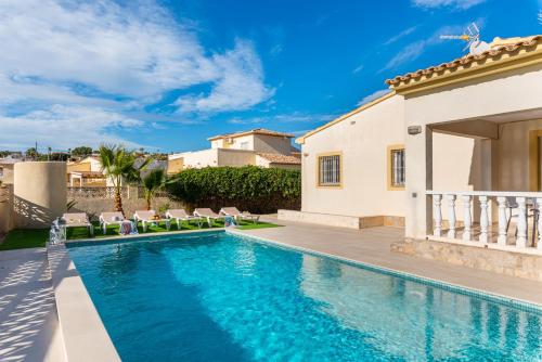 una piscina nel cortile di una villa di Villa Mila 10 - PlusHolidays a Calpe