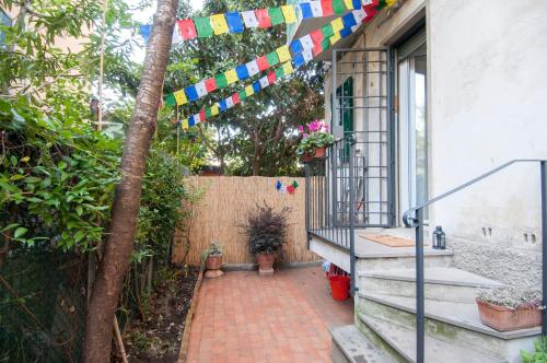 un patio con una cadena de banderas en una casa en Urban Retreat - AmbrogioHost, en Bolonia