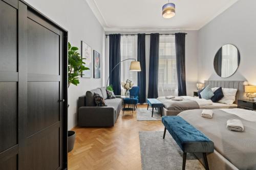ein Wohnzimmer mit einem Bett und einem Sofa in der Unterkunft 5 Bedrooms - 143 m² - Near Main Station in Wien