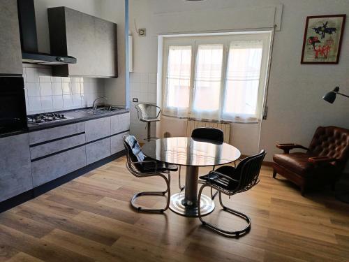 a kitchen with a table and chairs in a room at the apARTment in Lanciano