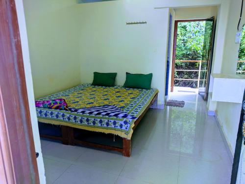 Tempat tidur dalam kamar di Shree Sai Beach Stay