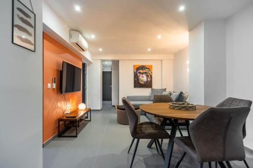 un salon avec une table et un canapé dans l'établissement Le Prouvé * Parking Privé Inclus, à Nancy