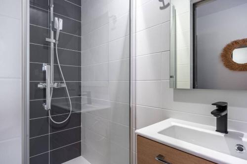 une salle de bain avec douche et lavabo dans l'établissement Le Prouvé * Parking Privé Inclus, à Nancy