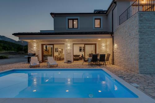 una casa con piscina frente a una casa en Charming holiday home Dolac in rural area with pool, en Slime