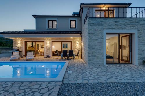 una casa con piscina frente a ella en Charming holiday home Dolac in rural area with pool, en Slime