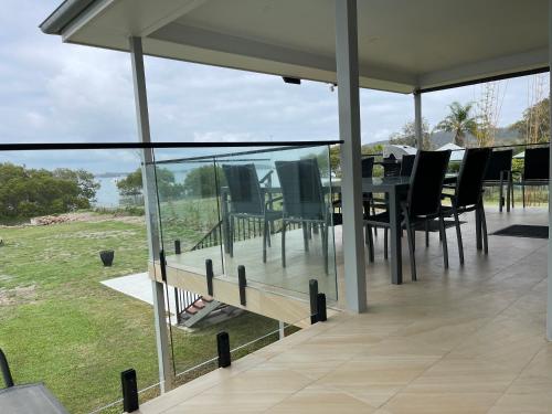 ABSOLUTE BEACHFRONT Port Stephens - Pindimar Beach Houseにあるバルコニーまたはテラス