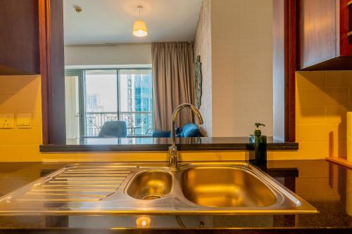Kuchyň nebo kuchyňský kout v ubytování Bellavista - High Floor - 1BR 29 Boulevard - Burj Khalifa & Fountain View