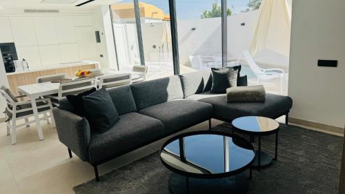 uma sala de estar com um sofá e uma mesa em Villa Siena, in the center of Playa del Ingles, close to CC Jumbo em Maspalomas