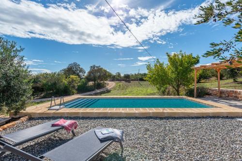 uma imagem de uma piscina num quintal em Lamia Paradiso with Pool - Happy Rentals em Ceglie Messapica