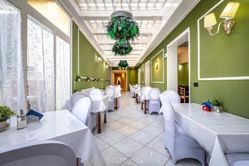 jadalnia z białymi stołami i białymi krzesłami w obiekcie HOTEL VENETO Centro Storico di Firenze we Florencji