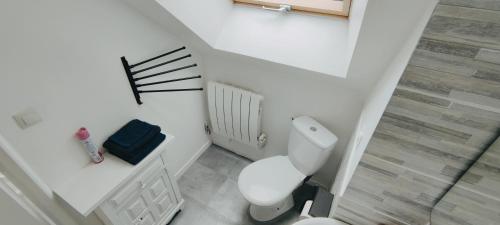 an overhead view of a bathroom with a toilet at Double gite, Duplex et Chaleureuse petite maison in Beaumont-sur-Sarthe