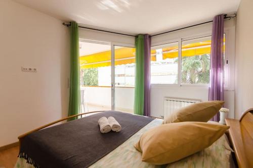 ein Schlafzimmer mit einem Bett mit zwei Handtüchern darauf in der Unterkunft Apto Park Lein, 5 huéspedes muy cerca de la playa in Lloret de Mar