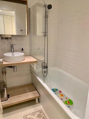 伊索拉 2000的住宿－Studio montagne gentianes，带浴缸和盥洗盆的浴室