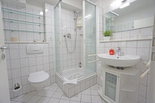 een badkamer met een wastafel, een toilet en een douche bij Dünenhaus Christa - Wohnung 10 - strandnah in Bansin