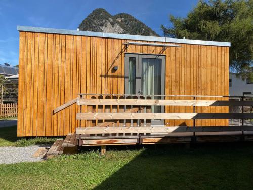 un pequeño edificio de madera con una rampa delante de él en Unique Tiny Eco Lodges with gorgeous views to Jungfrau Massiv, en Interlaken