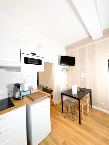 une cuisine et une salle à manger avec une table dans une pièce dans l'établissement Hibiscus Appartement T2 avenue de Lodeve, à Montpellier