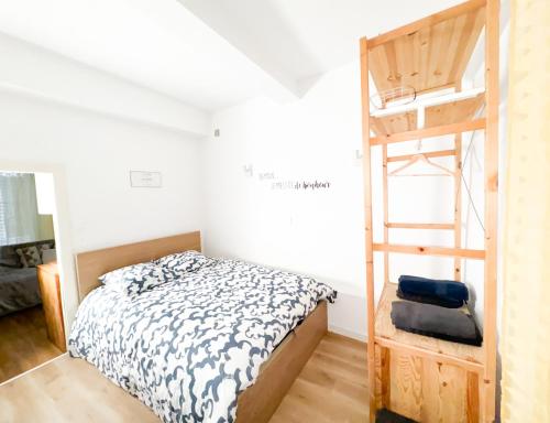 une chambre avec un lit superposé et une échelle dans l'établissement Hibiscus Appartement T2 avenue de Lodeve, à Montpellier