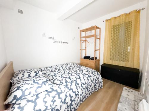 une chambre avec un lit et une fenêtre dans l'établissement Hibiscus Appartement T2 avenue de Lodeve, à Montpellier