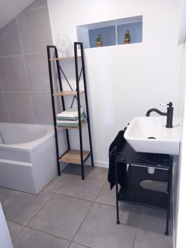 ラ・ロック・ガジャックにあるle petit bambouの洗面台、トイレ、浴槽を備えたバスルーム