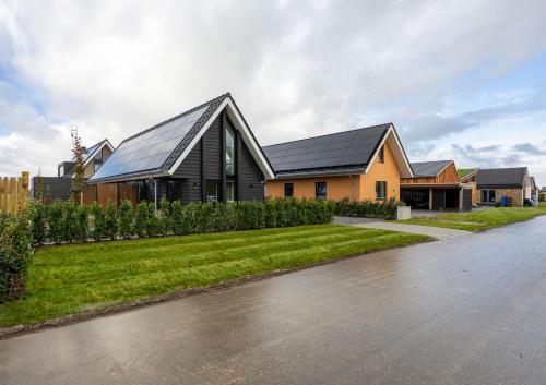 una casa con paneles solares en el techo en Bed & Breakfast Ons Plekje en Zwolle