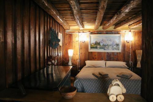 Säng eller sängar i ett rum på La Taverna dei Due Gufi