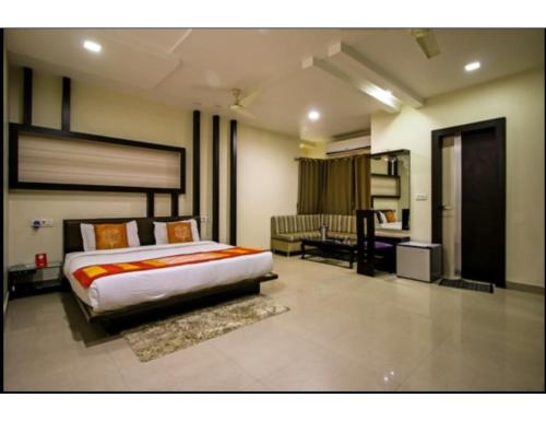 um quarto com uma cama grande e uma casa de banho em Hotel Bundelkhand Pride, Jhansi em Jhansi