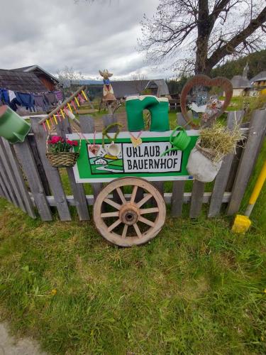 Ein Zeichen für einen altmodischen Wasserwagen im Gras. in der Unterkunft Biohof Köck Tonibauer in Zeutschach