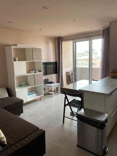 - un salon avec un canapé et une table à manger dans l'établissement Charmant appartement 3 pièces avec balcon (équipé PMR), à Montrouge