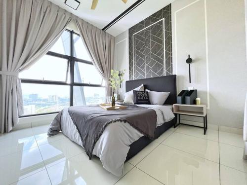 ein Schlafzimmer mit einem großen Bett und großen Fenstern in der Unterkunft Arte Mont Kiara Cozy 1BR Suites in Kuala Lumpur
