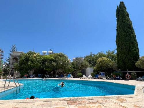 eine Person, die in einem Pool schwimmt in der Unterkunft Aphrodite's gardens in Paphos City