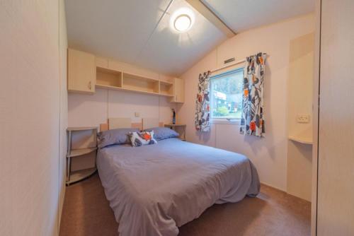 Llit o llits en una habitació de Three Lochs Caravan for Families