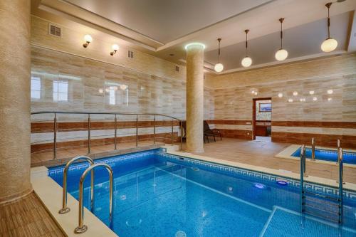 a swimming pool in a building with a swimming pool at Taras Bulba in Kamianets-Podilskyi