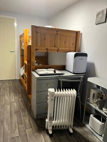 uma cozinha com um radiador e um aquecedor num quarto em Private cabin, own access & ensuite em Belfast