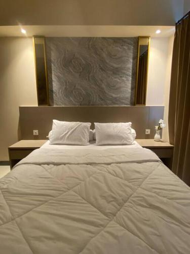 Postel nebo postele na pokoji v ubytování Luxury Studio Benson Apartment, Pakuwon Mall