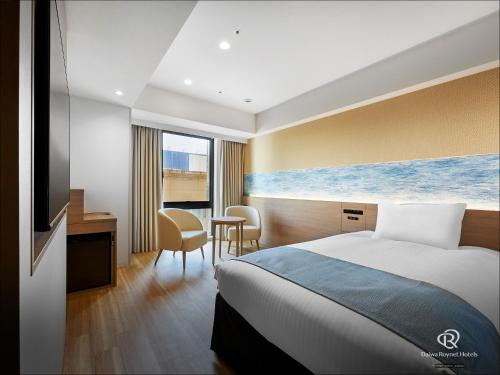 Letto o letti in una camera di Daiwa Roynet Hotel NAHA-OMOROMACHI PREMIER
