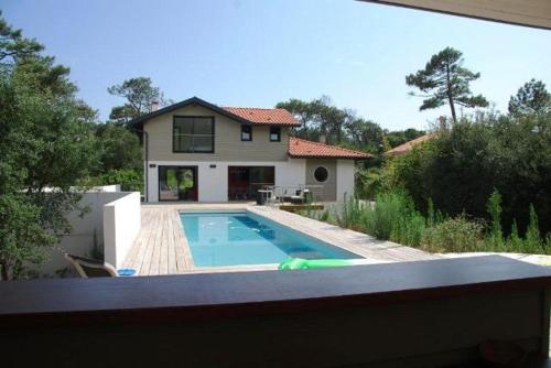 Hossegor Villa LA DESIRADE très belle villa avec piscine et jardin clos idéalement située entre lac et océan, à enviro