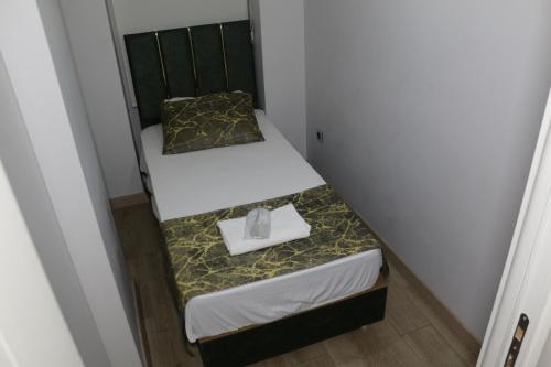 um pequeno quarto com uma pequena cama com um guardanapo em The Pashaam Suit em Istambul