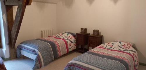 Ένα ή περισσότερα κρεβάτια σε δωμάτιο στο Gîte Bulle de Miel
