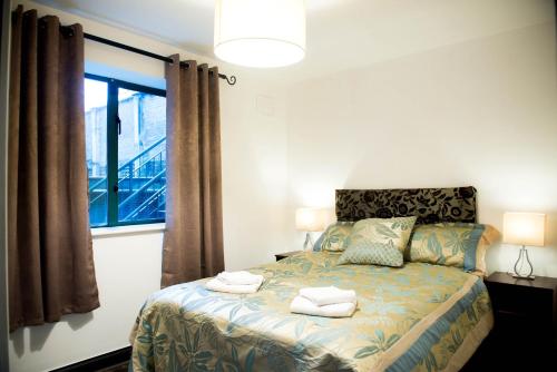 een slaapkamer met een bed met twee handdoeken erop bij Exchange Suite Downtown in Dublin