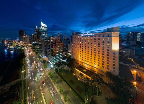 widok na miasto w nocy z budynkiem w obiekcie Lotte Hotel Saigon w Ho Chi Minh