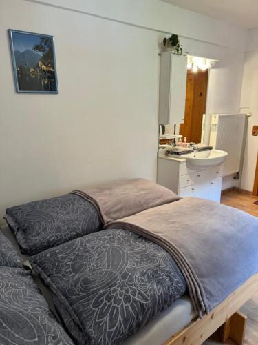 uma cama com duas almofadas num quarto em Haus Edelweiss em Obertraun