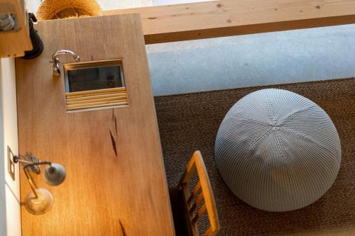 a room with a table and a door with a ball at Nisainoyuyado Asahiya in Beppu