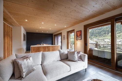 a living room with a couch and a kitchen at La Ruinette - Modern 2 Bed, Close To The Lift in Le Châble