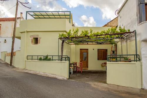 a white house with plants on the sides of it at Traditional house in Fres in Karés