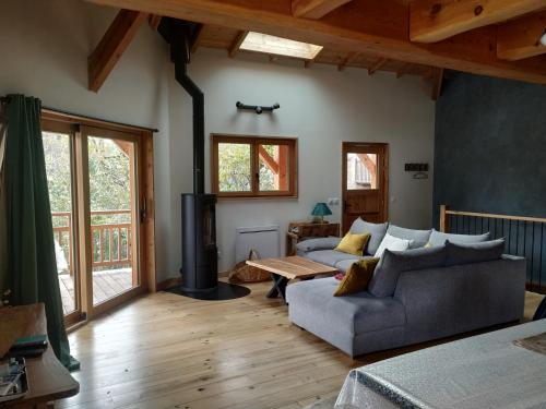 uma sala de estar com um sofá e uma lareira em CHALET ARLETTE em Les Orres