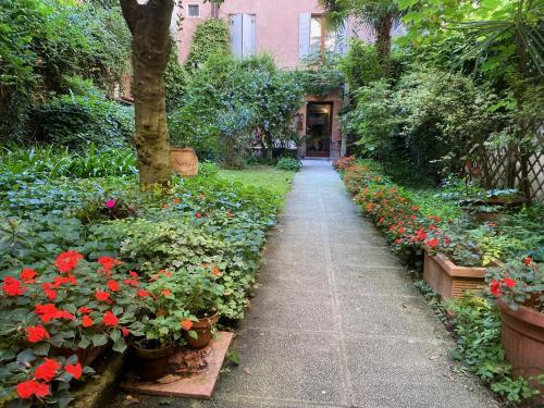 ヴェネツィアにある3749 ポンテキオドの赤い花と散歩道のある庭園