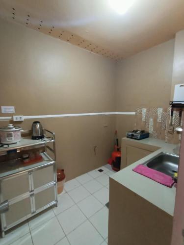 uma cozinha com um lavatório e uma bancada em DJCI APARTELLE em Cabanatuan