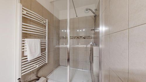 y baño con ducha y lavamanos. en CEPIERE - Bus - Proche université-école architecte en Toulouse