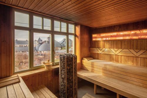 una sauna con banco y ventana en Grand Hotel Glorius Makó, en Makó