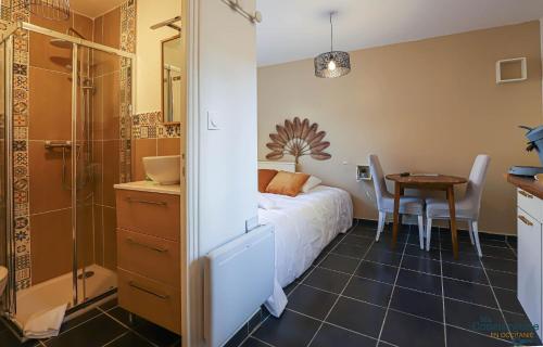 - une chambre avec un lit et une table ainsi qu'une salle de bains dans l'établissement Pouvillon - 10min du Zenith - Théâtre - Musée, à Toulouse